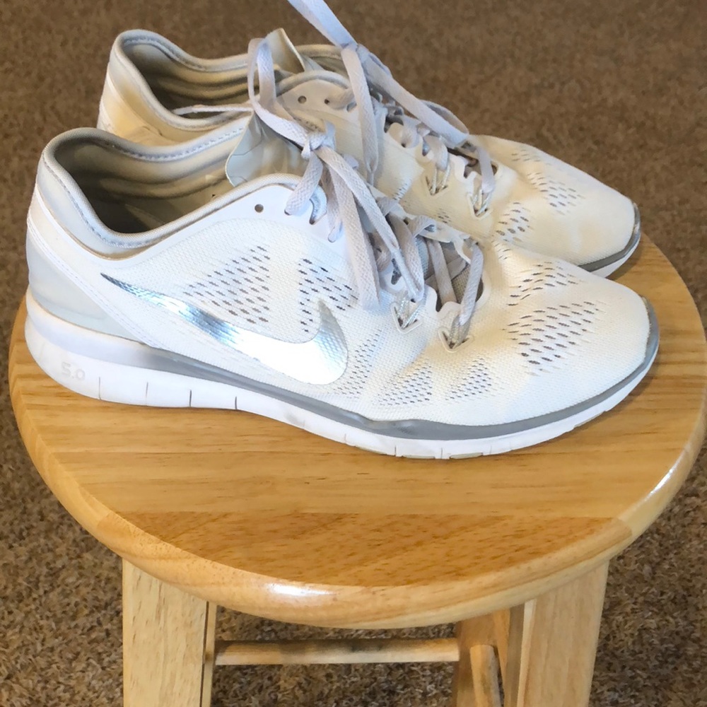 Nike Women’s 8.5 Tennis Shoes